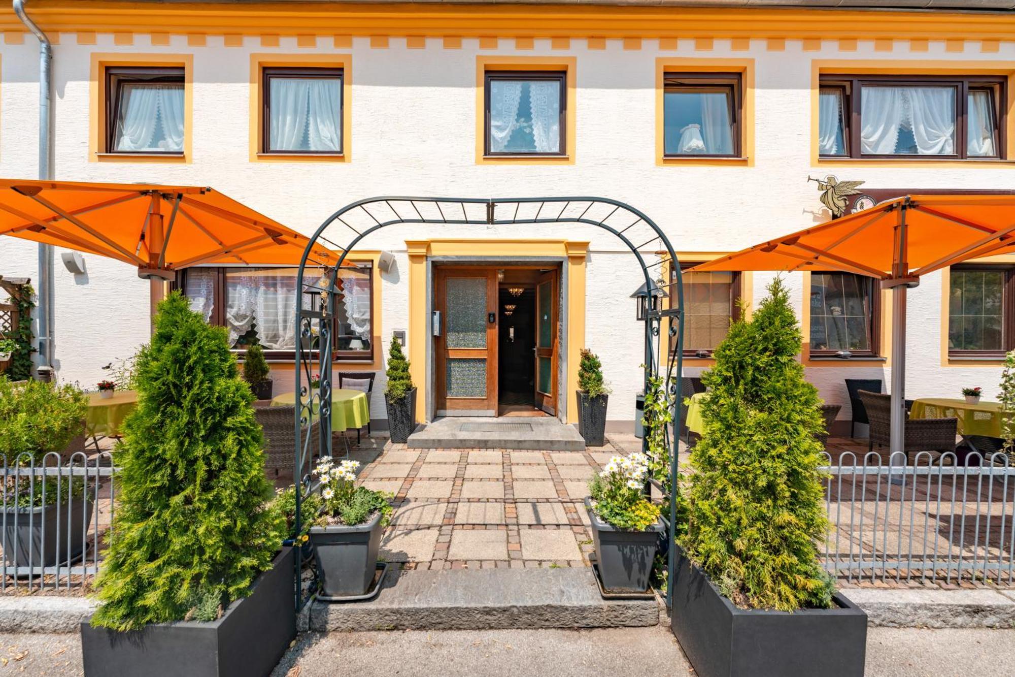 Hotel Garni "Zum Engel" Oberguenzburg Exterior photo